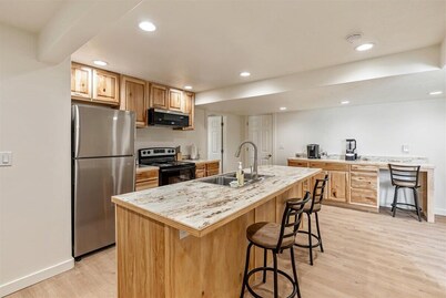 Pet Friendly, Hot Tub & Fully Fenced Backyard!