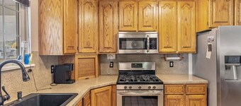 Private HotTub, Veranda & Fully Fenced Yard!