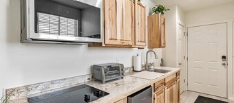 Studio Unit, Shared Hot Tub & Fully Fenced Yard