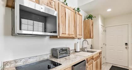 Studio Unit, Shared Hot Tub & Fully Fenced Yard