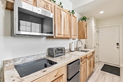 Studio Unit, Shared Hot Tub & Fully Fenced Yard