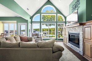 Ferienhaus, Mehrere Betten, Terrasse (Gentle Slopes Retreat) | Wohnbereich