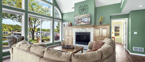 Hus, flere senger, terrasse (Gentle Slopes Retreat) | Oppholdsområde | En 42-tommers Flatskjerm-TV med digitale kanaler