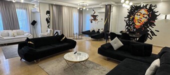 3-bedroom apartment in lovely Giza Governorate with AC, WiFi