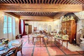 Dining - Domaine du Très-Haut  (Montanges)