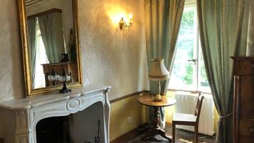 Klassieke driepersoonskamer, uitzicht op tuin | Interieur