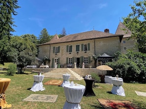 Outdoor dining - Domaine du Très-Haut  (Montanges)