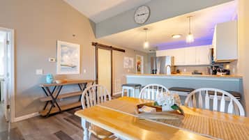 Kondominium, Beberapa Tempat Tidur, balkon (Highland Shores Haven) | Tempat makan