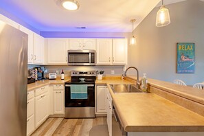 Condo, varias camas, balcón (Highland Shores Haven) | Cocina privada | Refrigerador, microondas, horno y parrilla de estufa