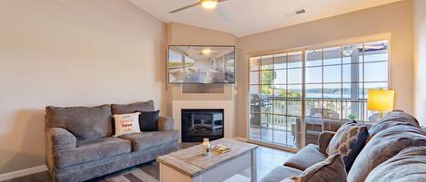 คอนโด, หลายเตียง, ระเบียง (Highland Shores Haven) | บริเวณนั่งเล่น | ทีวีจอแบน 42 นิ้ว พร้อมช่องดิจิตอล, เตาผิง