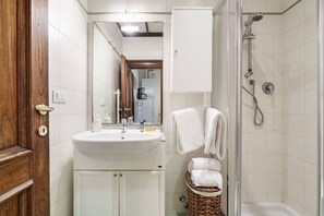 Dusche, Haartrockner, Handtücher