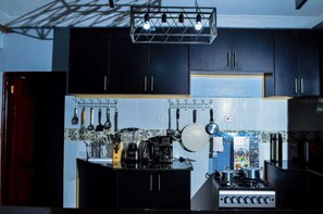 Family Bungalow, Garden View | Private kitchen | Fridge, microwave, cookware/dishes/utensils - Aryana Holiday Mansionette Kisumu (Kisumu)