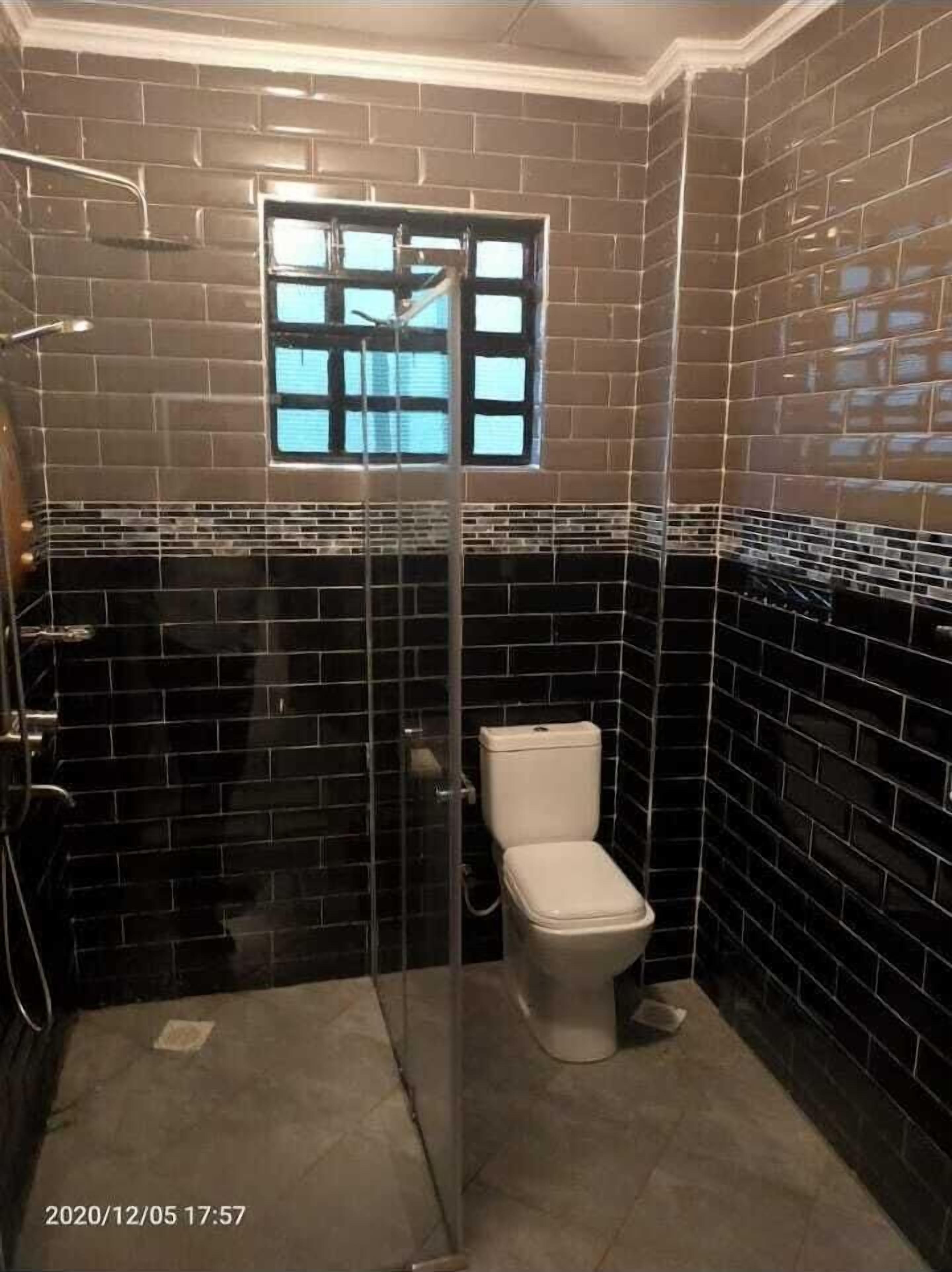 Family Bungalow, Garden View | Bathroom | Shower, free toiletries, slippers, towels