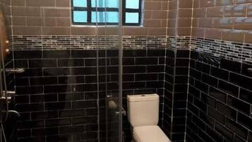 Familienbungalow, Gartenblick | Badezimmer | Dusche, kostenlose Toilettenartikel, Hausschuhe, Handtücher