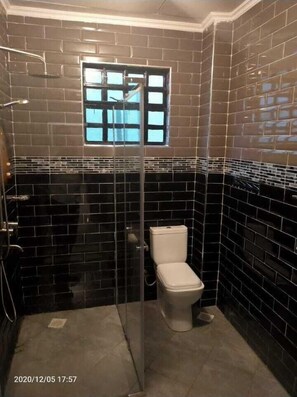 Familienbungalow, Gartenblick | Badezimmer | Dusche, kostenlose Toilettenartikel, Hausschuhe, Handtücher