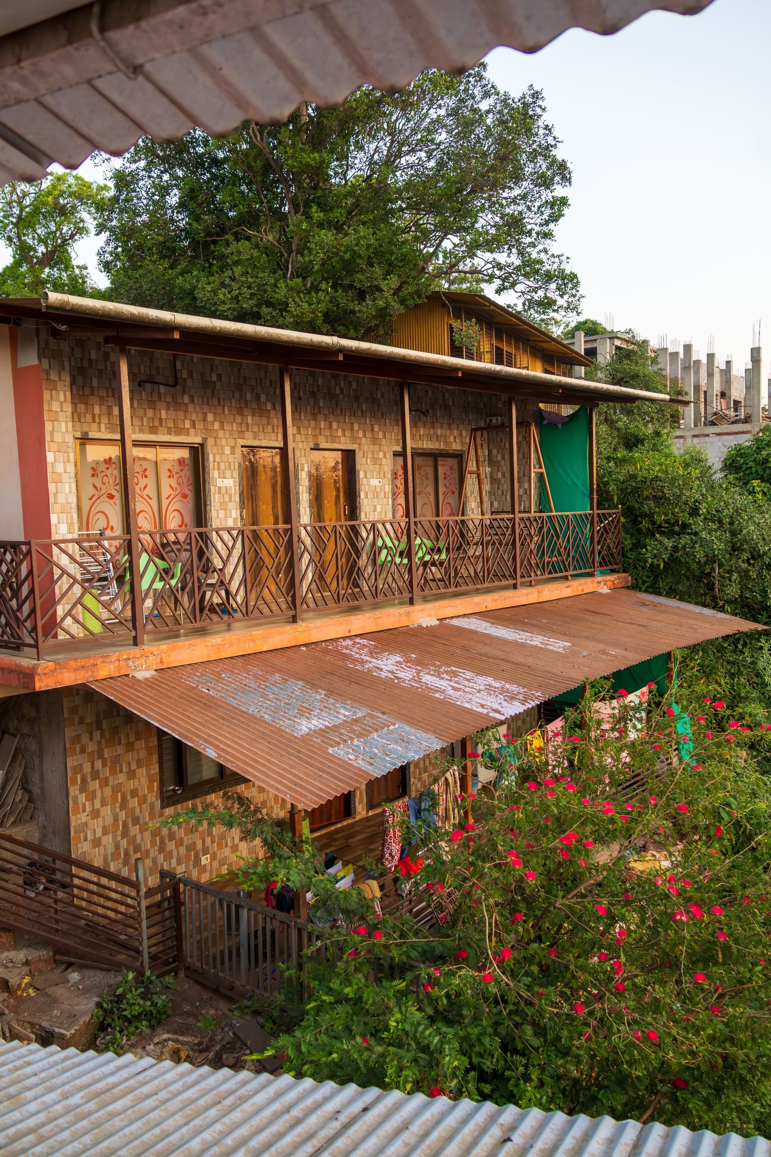 Un bâtiment à deux étages doté d’un balcon, de balustrades en bois et d’un toit recouvert de tuiles.