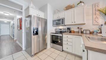 Kylskåp, mikrovågsugn, ugn och spishäll