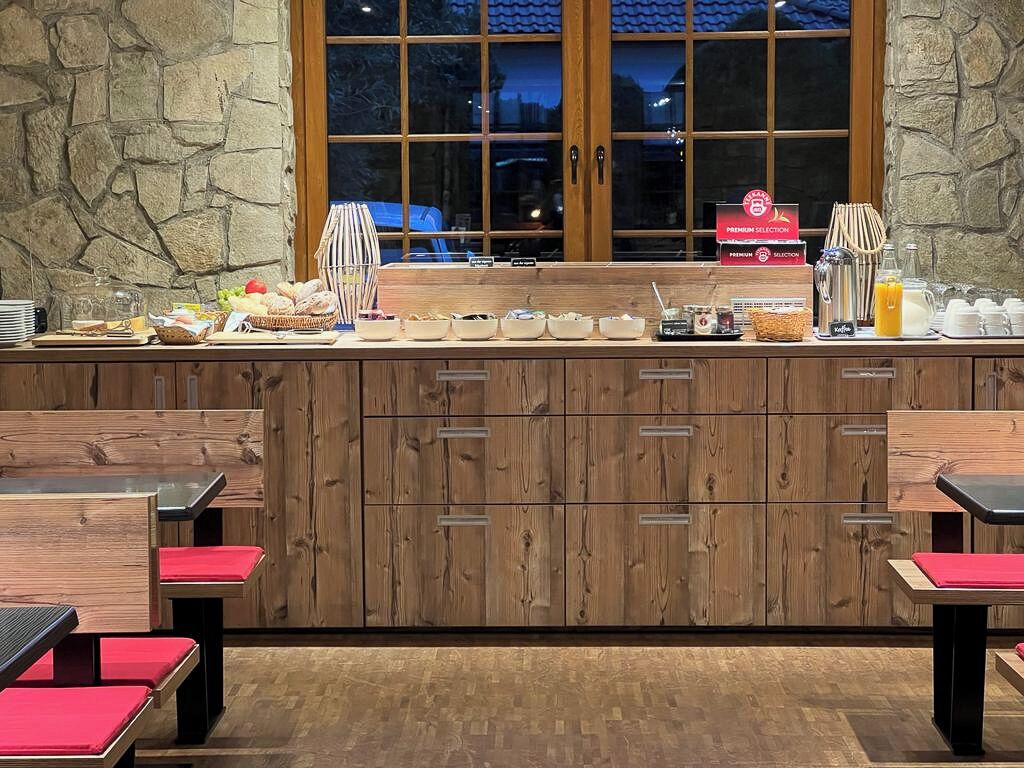 Tägliches kontinentales Frühstück (15 EUR pro Person)