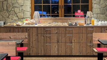 Tägliches kontinentales Frühstück (15 EUR pro Person)