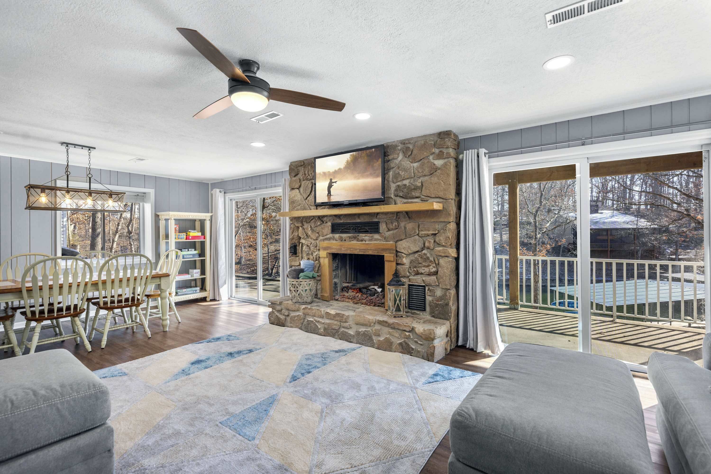 獨棟房屋, 多張床, 庭院 (Lakation at the Water) | 起居區 | 42-吋平面電視，提供數位頻道