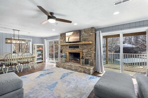 Casa, varias camas, patio (Lakation at the Water) | Área de sala de estar | Televisión de pantalla plana de 42 pulgadas con canales digitales