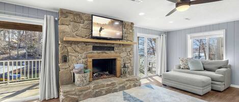 Talo, useita sänkyjä, patio (Lakation at the Water) | Oleskelualue | 42–tuumainen taulutelevisio, jossa digitaalikanavat