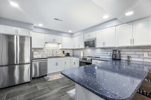 Casa, varias camas, patio (Lakation at the Water) | Cocina privada | Refrigerador, microondas, horno y parrilla de estufa