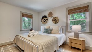 4 chambres, bureau, fer et planche à repasser, lit parapluie