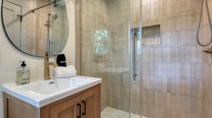 SĂšche-cheveux, serviettes fournies