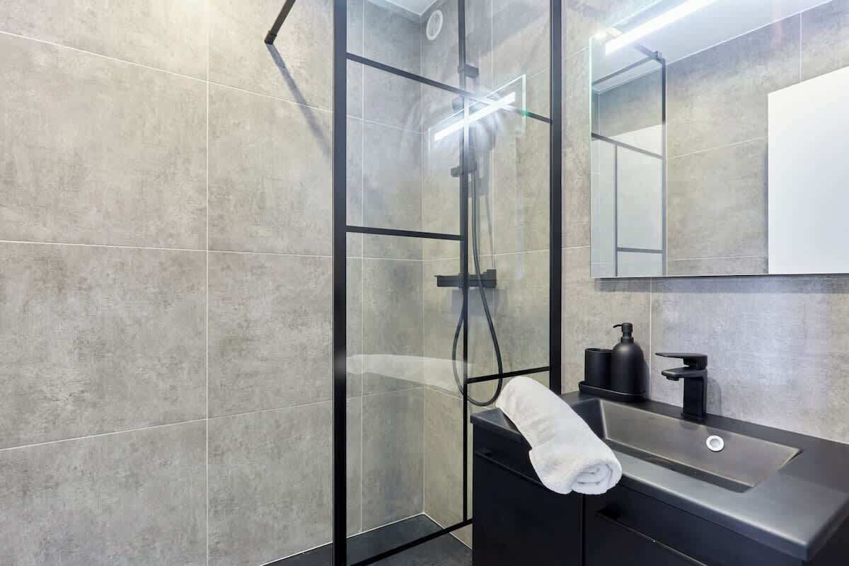 Douche, sèche-cheveux