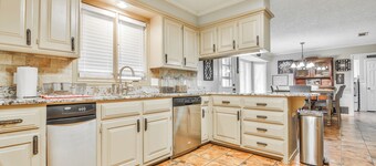 Amazing 4,500 sq ft 2-story home in King's Gate. Perfect for large groups!