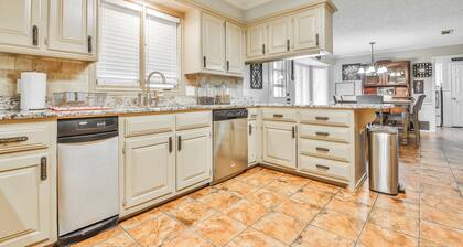Amazing 4,500 sq ft 2-story home in King's Gate. Perfect for large groups!