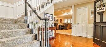 Amazing 4,500 sq ft 2-story home in King's Gate. Perfect for large groups!