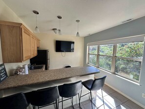 Casa, varias camas, patio (Lake it Easy) | Cocina privada | Refrigerador, microondas, horno y parrilla de estufa