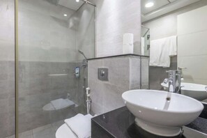 Dusche, Haartrockner, Handtücher