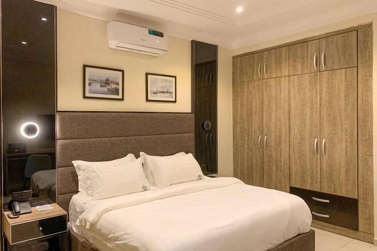 Escritorio, espacio para trabajar con un portátil, cortinas opacas
