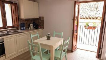 Four, plaque de cuisson, lave-vaisselle, chaise haute