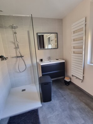 Serviettes fournies, papier toilette
