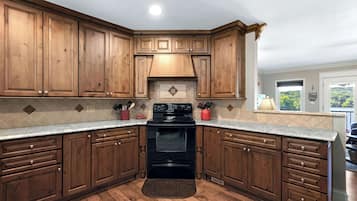 House, Multiple Beds, Patio (Lakeside Oasis) | Private kitchen | Fridge, microwave, oven, stovetop