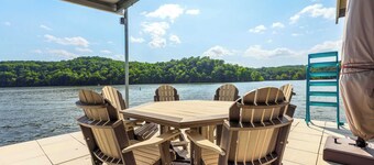Lakeside Oasis Room for 12!