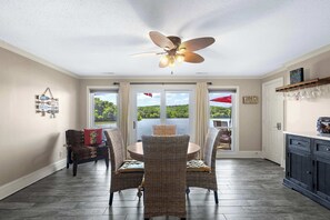 Hus, flere senger, terrasse (Lakeside Oasis) | Spiseområde