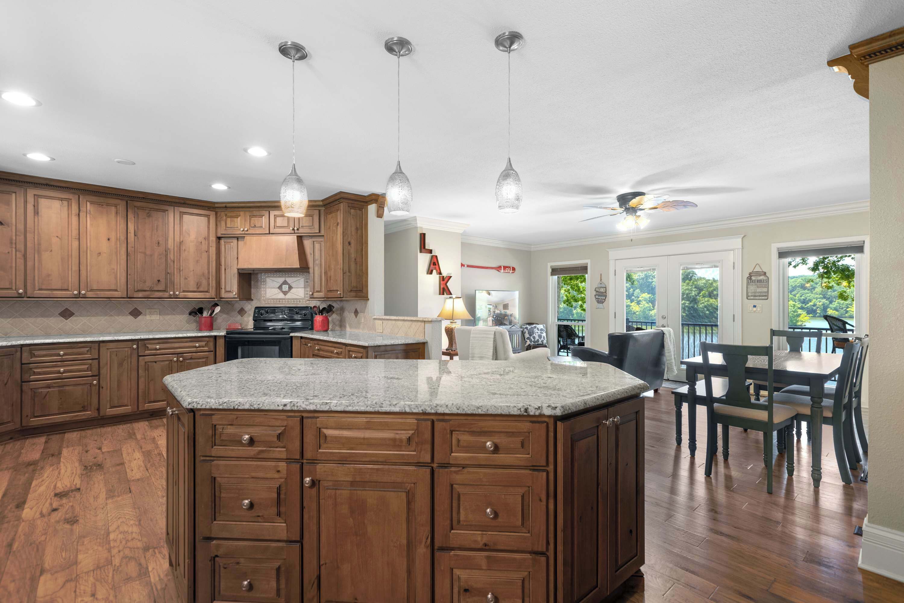 House, Multiple Beds, Patio (Lakeside Oasis) | Interior