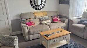 House | Living area | TV, fireplace - 5 Bed Villa - Sleeps 10 - Pets - Garden - Parking (Skegness)