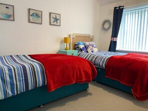 House | 5 bedrooms, iron/ironing board, free wired internet, bed sheets - 5 Bed Villa - Sleeps 10 - Pets - Garden - Parking (Skegness)