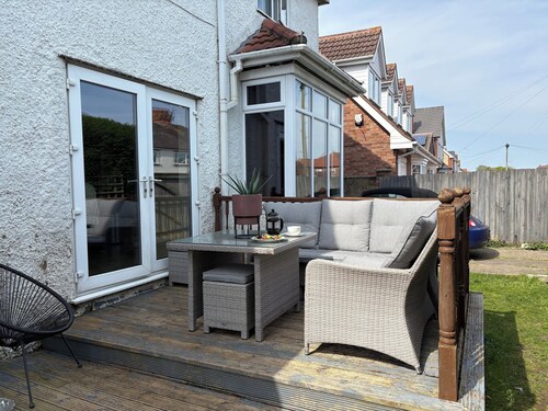 5 Bed Villa - Sleeps 10 - Pets - Garden - Parking