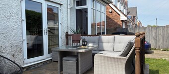 5 Bed Villa - Sleeps 10 - Pets - Garden - Parking