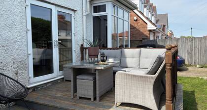 5 Bed Villa - Sleeps 10 - Pets - Garden - Parking