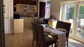 Rumah | Dapur pribadi | Lemari es, microwave, oven, dan kompor
