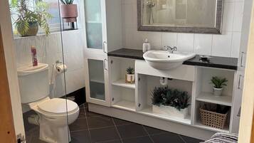 House | Bathroom | Separate bathtub and shower, deep-soaking bathtub, hair dryer