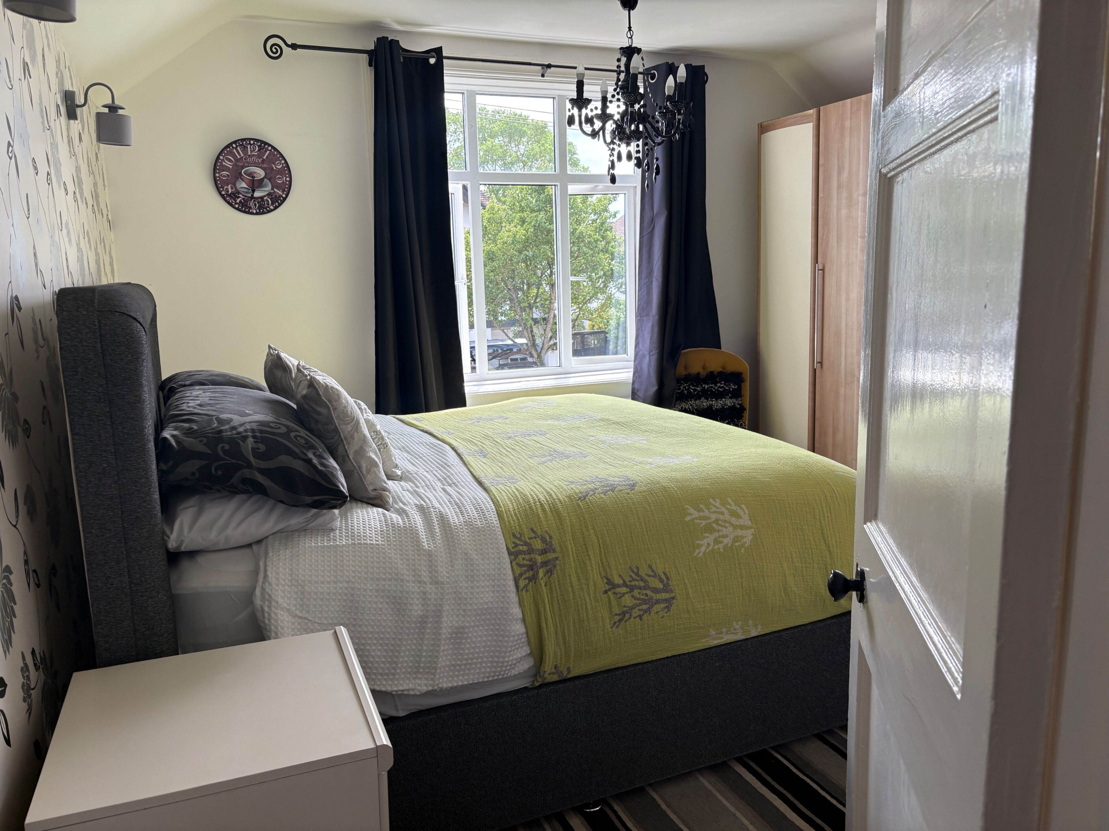 5 bedrooms, iron/ironing board, free wired Internet, bed sheets